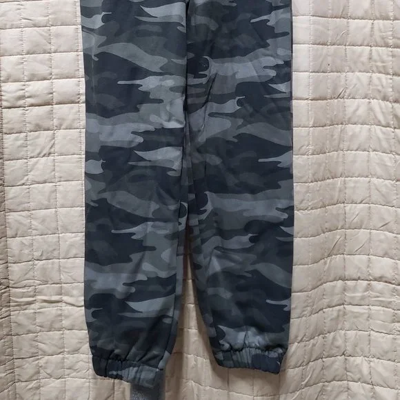 Wild Fable - Women's High-Rise Fleece Sweatpants - Size Medium Color Green Camo - Picture 5 of 8
